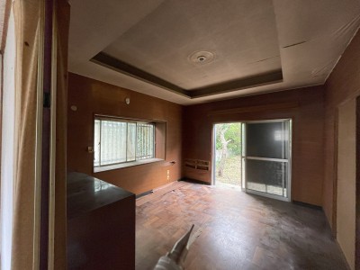 リビングの解体前の写真です。木壁を剥がして解体していきました。