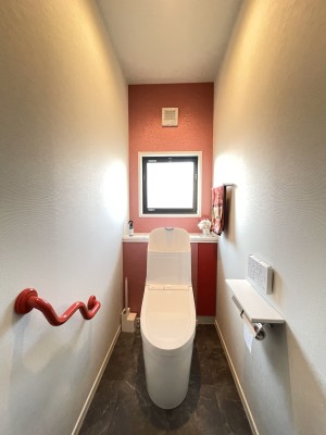 ～２階 トイレ AFTER写真～

赤をｱｸｾﾝﾄにスタイリッシュでスマートな雰囲気へ
