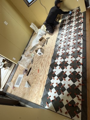 とても難しい割付もこなしてくれるタイル屋さんに感謝です。出来上がりが楽しみです。