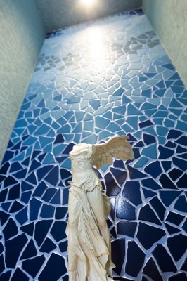 「サモトラケのニケ」
１８６３年、エーゲ海東北のサモトラケ島でフランス領事、シャルル・シャンポワーゾが、まずパロス島の大理石で作られた女性像トルソを発見した。 続いて周辺からは同じ大理石で作られた１１８点の断片となった翼の部分が見つかった。これを復元したところ有翼の勝利の女神「ニケの像」であることが分かった。 出土品は、フランスに送られ１８８４年、ルーブル美術館の「ダリュの階段踊り場」に据え置かれた。 翼を広げた巨大な女性大理石像「サモトラケのニケ」はルーブルを訪れる人々の目を強く引き付けている。 「ミロのビーナス」と共にルーブル至宝の双璧である。※ルーブ彫刻美術館から引用。